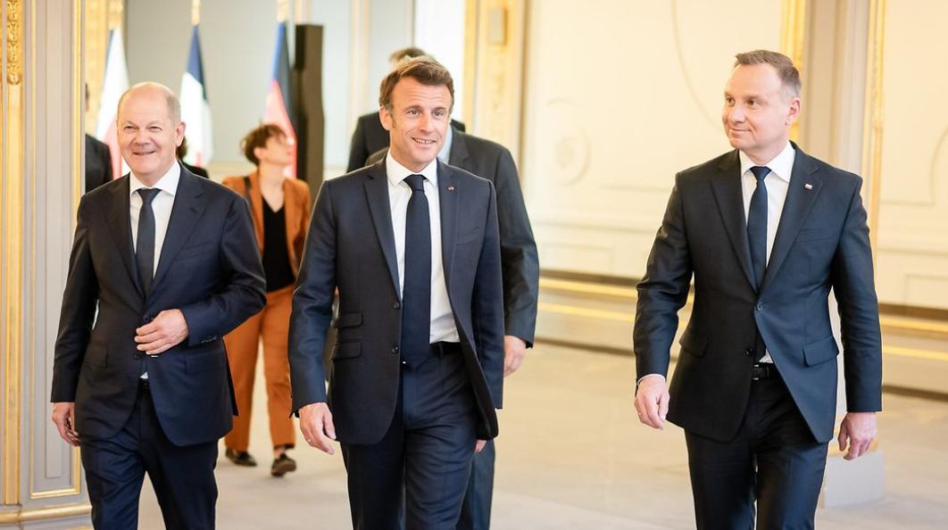 Vertrauensvolles Treffen in Paris: Kanzler Scholz mit den Präsidenten Macron und Duda © Gouvernement fédéral/Denzel 