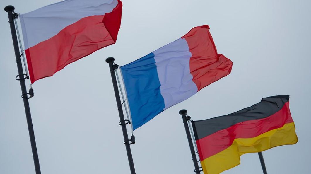 Die Flaggen der Länder des Weimarer Dreiecks: Polen, Frankreich und Deutschland, © Michael Gottschalk/photothek.net