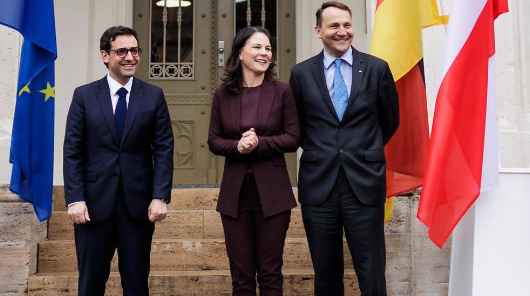 Außenministerin Baerbock bei der Begrüßung ihrer französischen und polnischen Amtskollegen Stéphane Séjourné und Radosław Sikorski zum Treffen des Weimarer Dreiecks in Weimar © Photothek Media Lab