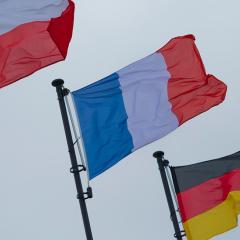 Die Flaggen der Länder des Weimarer Dreiecks: Polen, Frankreich und Deutschland, © Michael Gottschalk/photothek.net