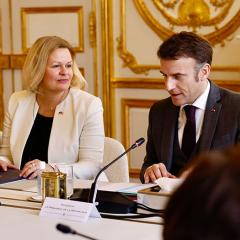 Bundesinnenministerin Nancy Faeser und Präsident Emmauel Macron Quelle: BMI / Krüger